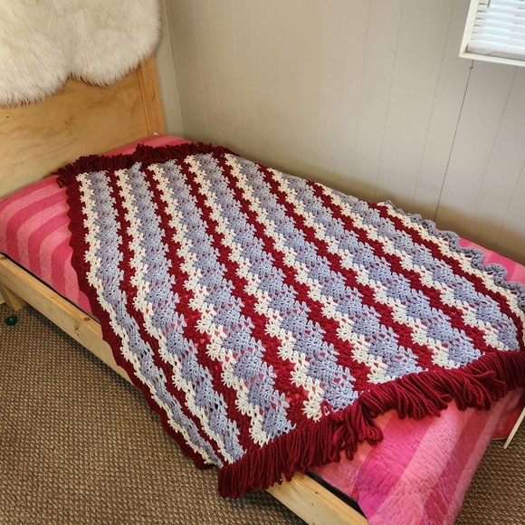Vintage Red Gray Fringe Zig Zag Crochet Throw Blanket Home Decor Afghan Boho - Picture 1 of 5